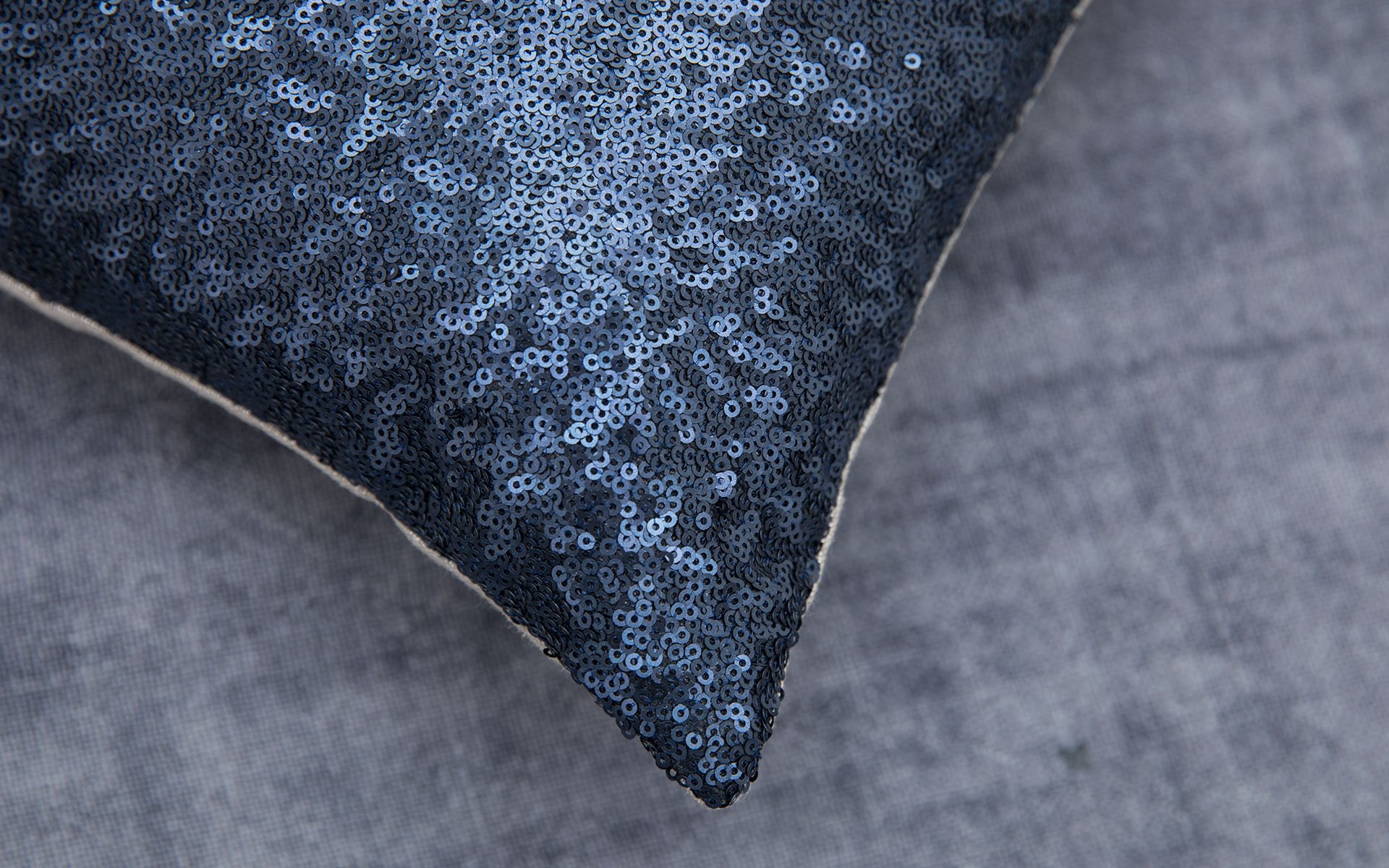 Mrs.Me cushion Spangles RoyalBlue detail 1920x1200